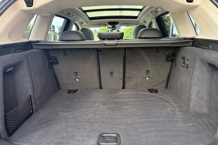 Grå BMW iX3 fra 2021