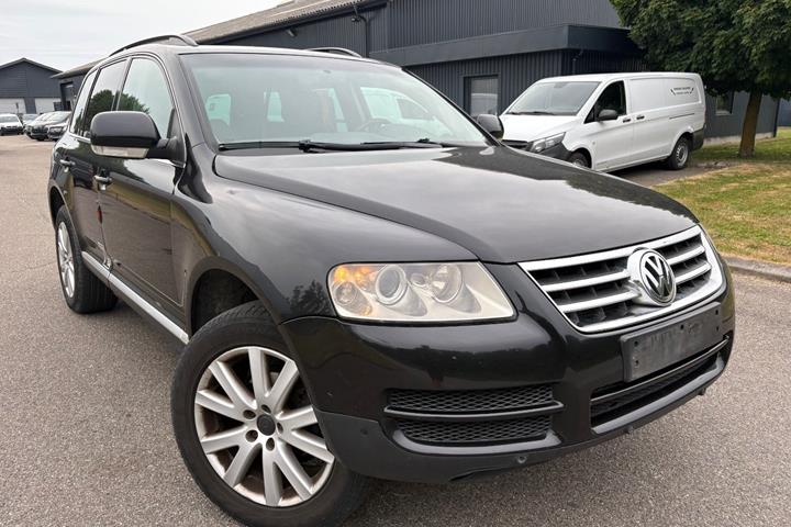 Gul VW Touareg fra 2006 set udefra