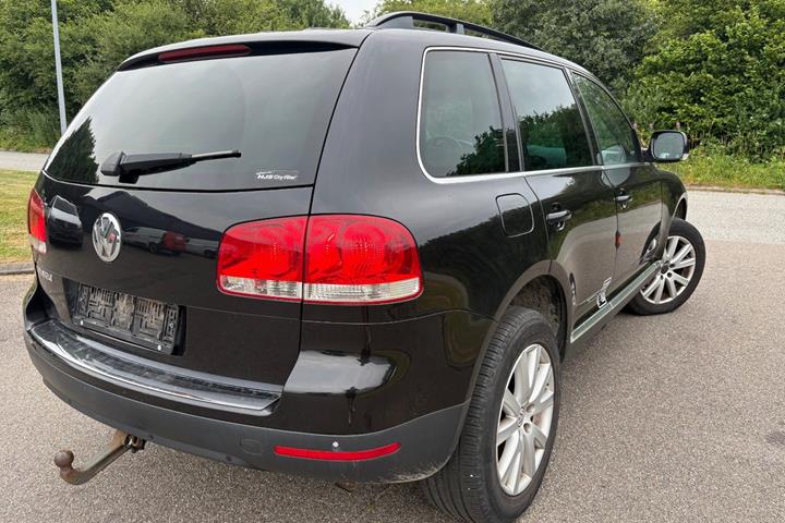 Gul VW Touareg fra 2006