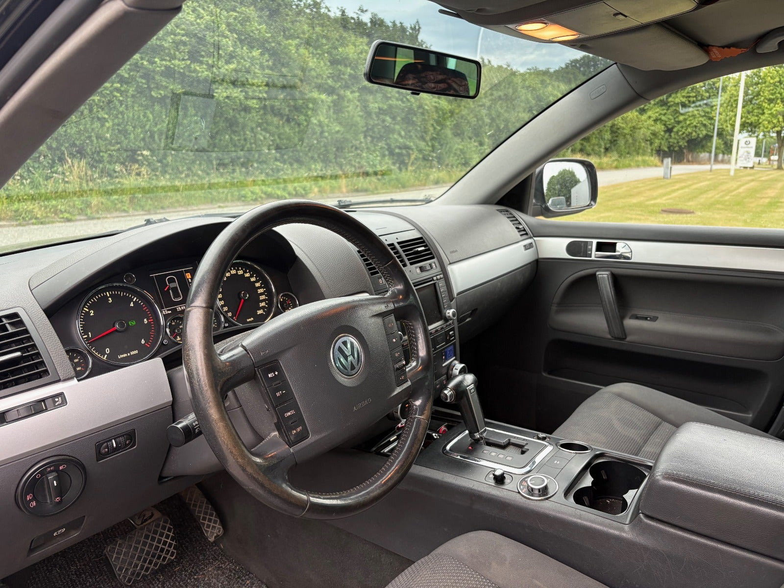 Gul VW Touareg fra 2006