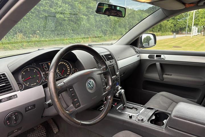 Gul VW Touareg fra 2006