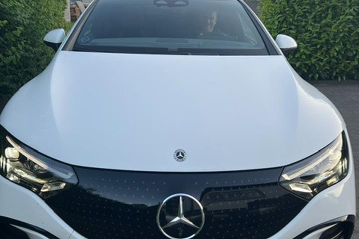 Hvid Mercedes EQE350 fra 2022