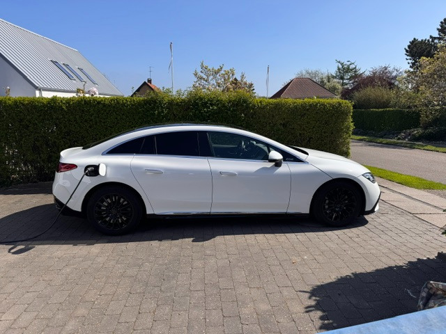Hvid Mercedes EQE350 fra 2022