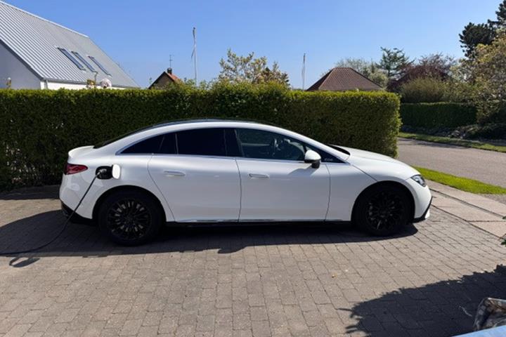 Hvid Mercedes EQE350 fra 2022