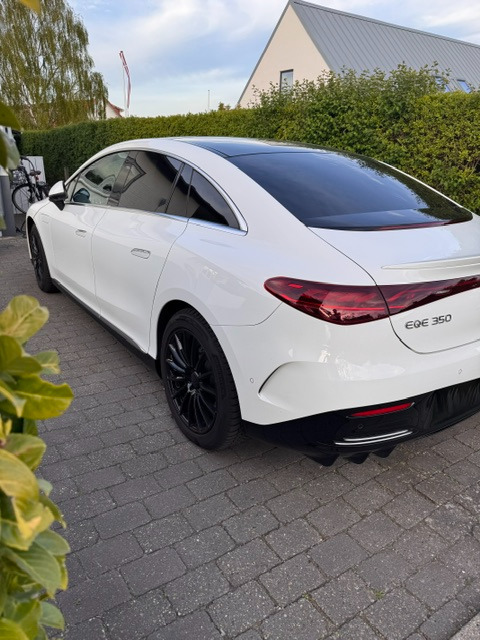 Hvid Mercedes EQE350 fra 2022