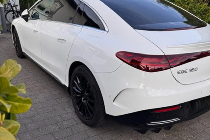 Hvid Mercedes EQE350 fra 2022