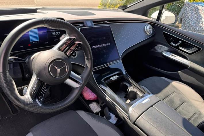 Hvid Mercedes EQE350 fra 2022