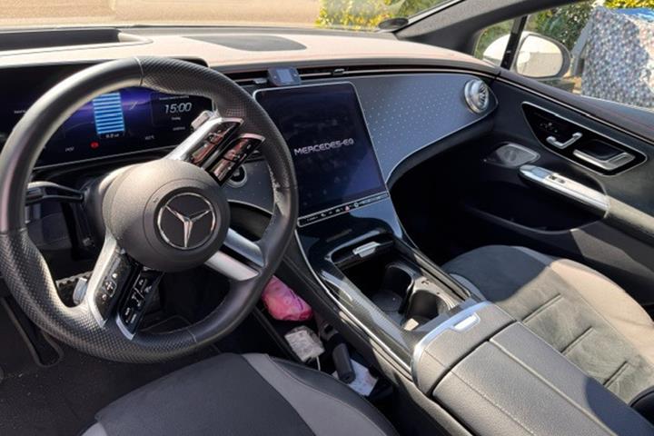 Hvid Mercedes EQE350 fra 2022