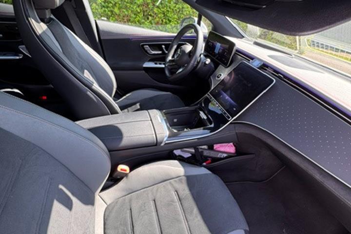 Hvid Mercedes EQE350 fra 2022
