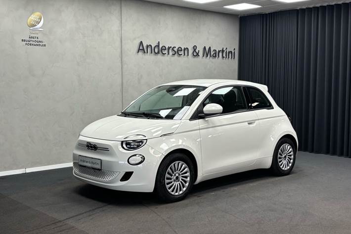 Hvid Fiat 500e fra 2023 set udefra
