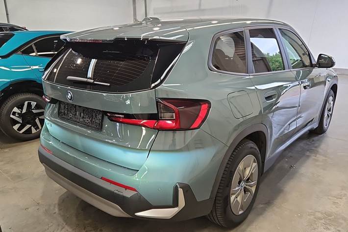 Grøn BMW iX1 fra 2023