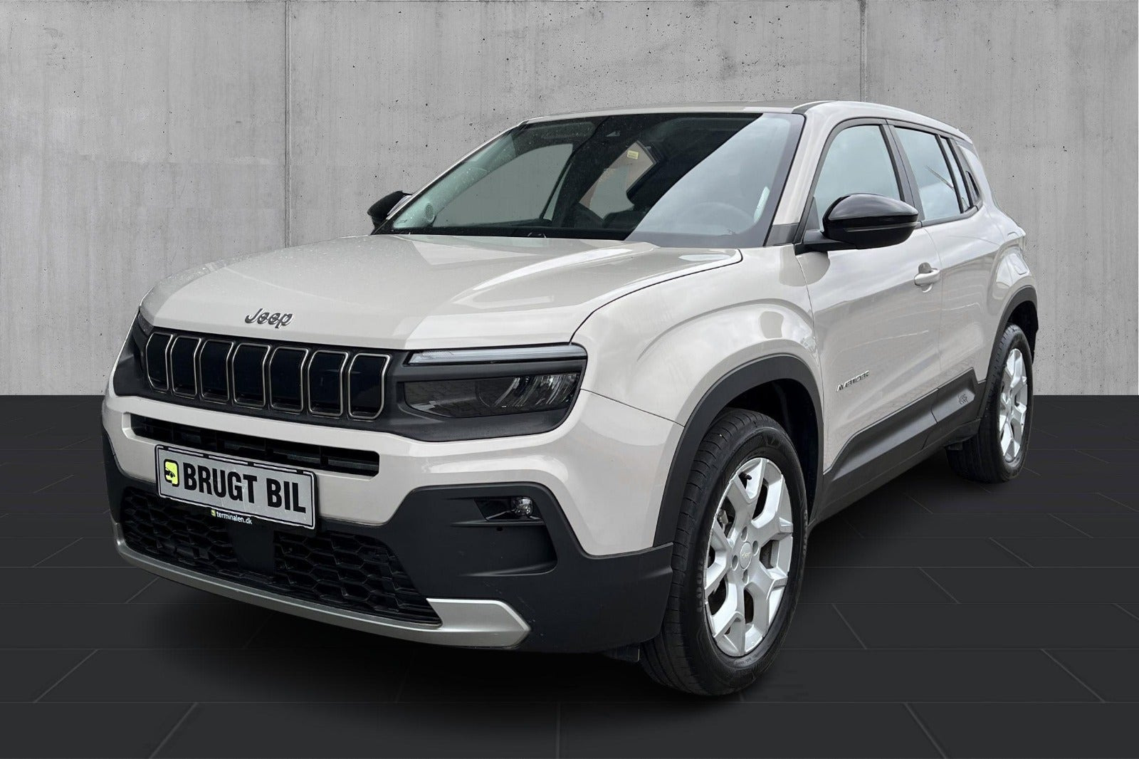Beige Jeep Avenger fra 2025 set udefra
