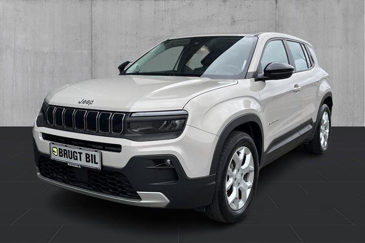 Beige Jeep Avenger fra 2025 set udefra