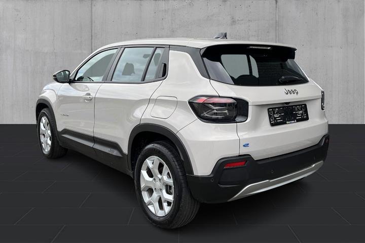 Beige Jeep Avenger fra 2025