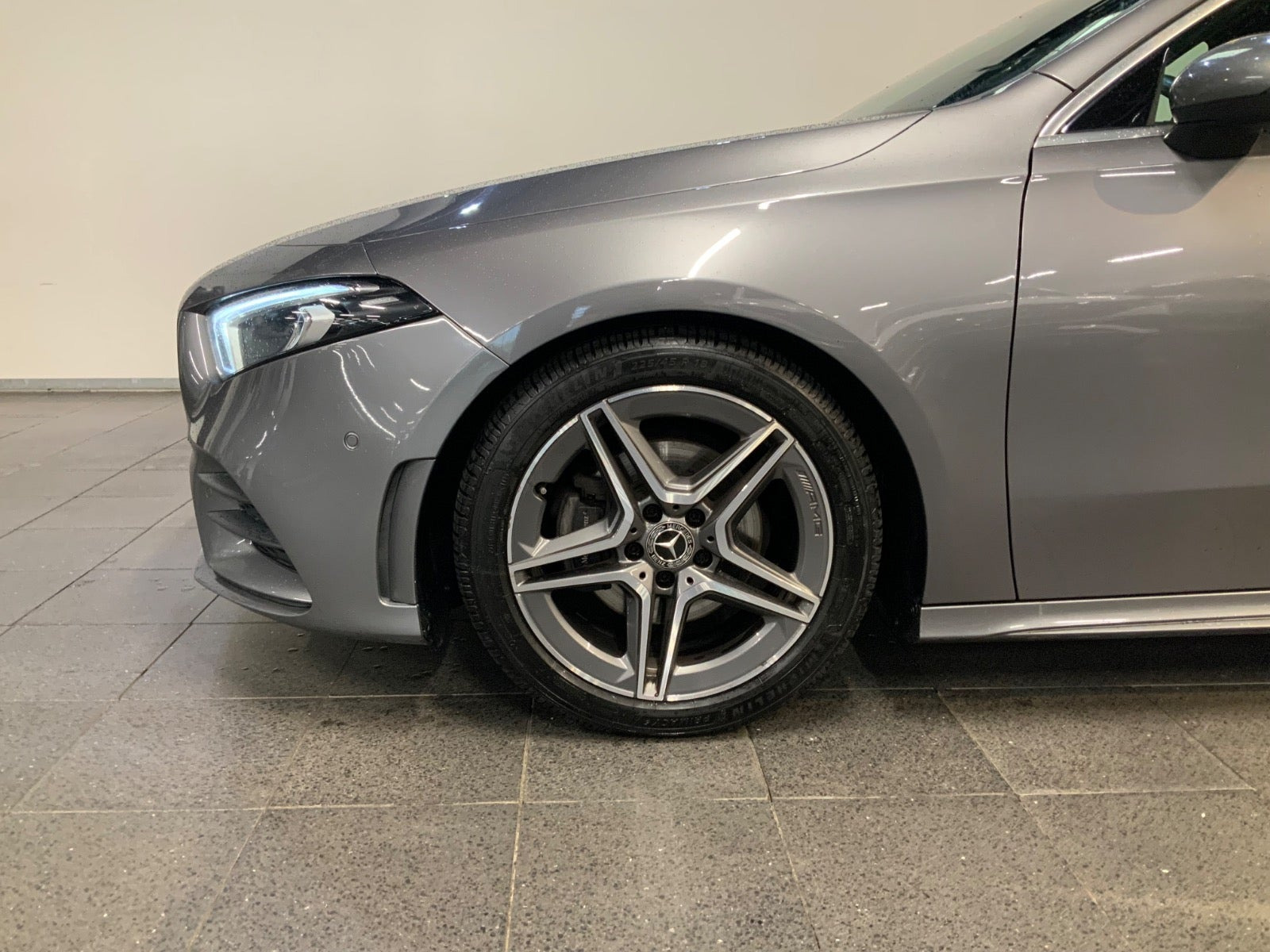 Grå Mercedes A200 fra 2020