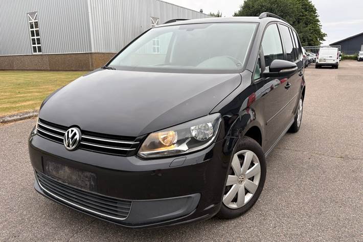 Gul VW Touran fra 2014 set udefra