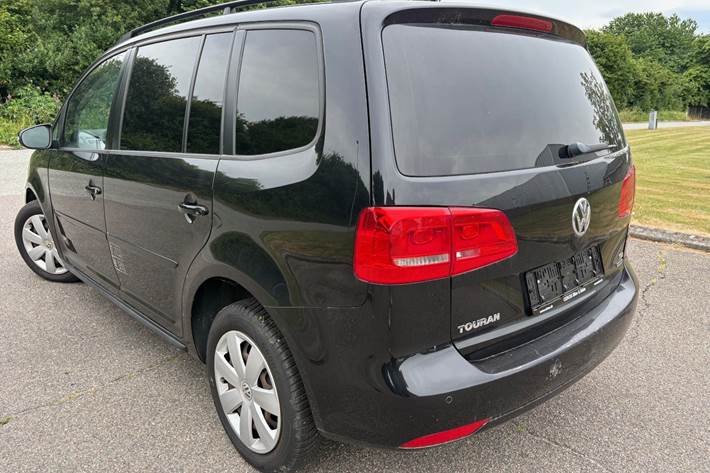Gul VW Touran fra 2014