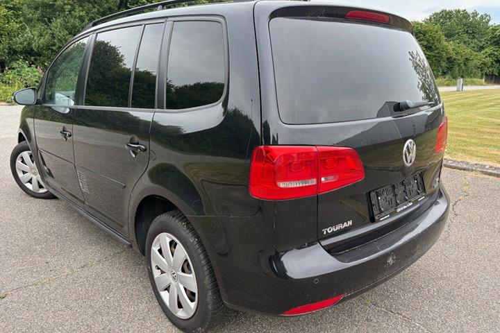 Gul VW Touran fra 2014