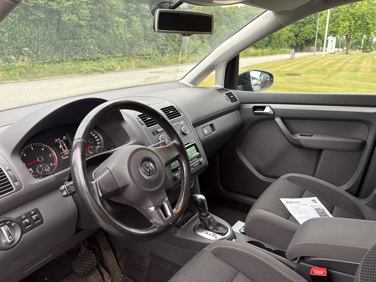 Gul VW Touran fra 2014