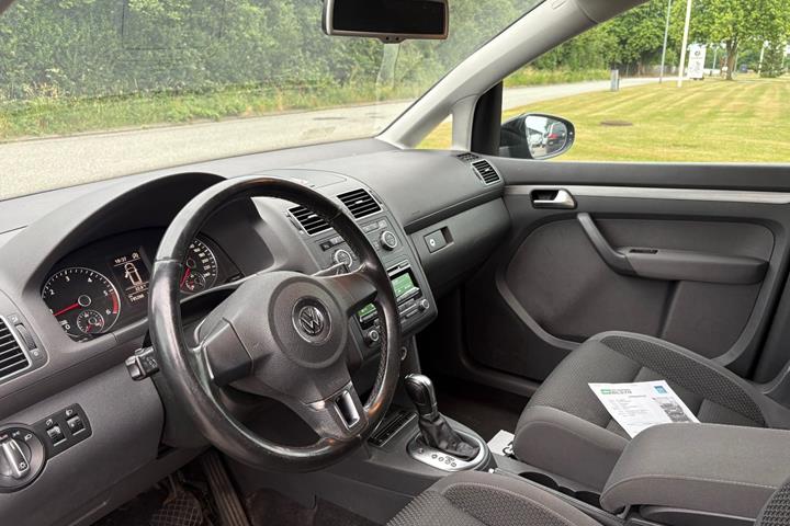 Gul VW Touran fra 2014