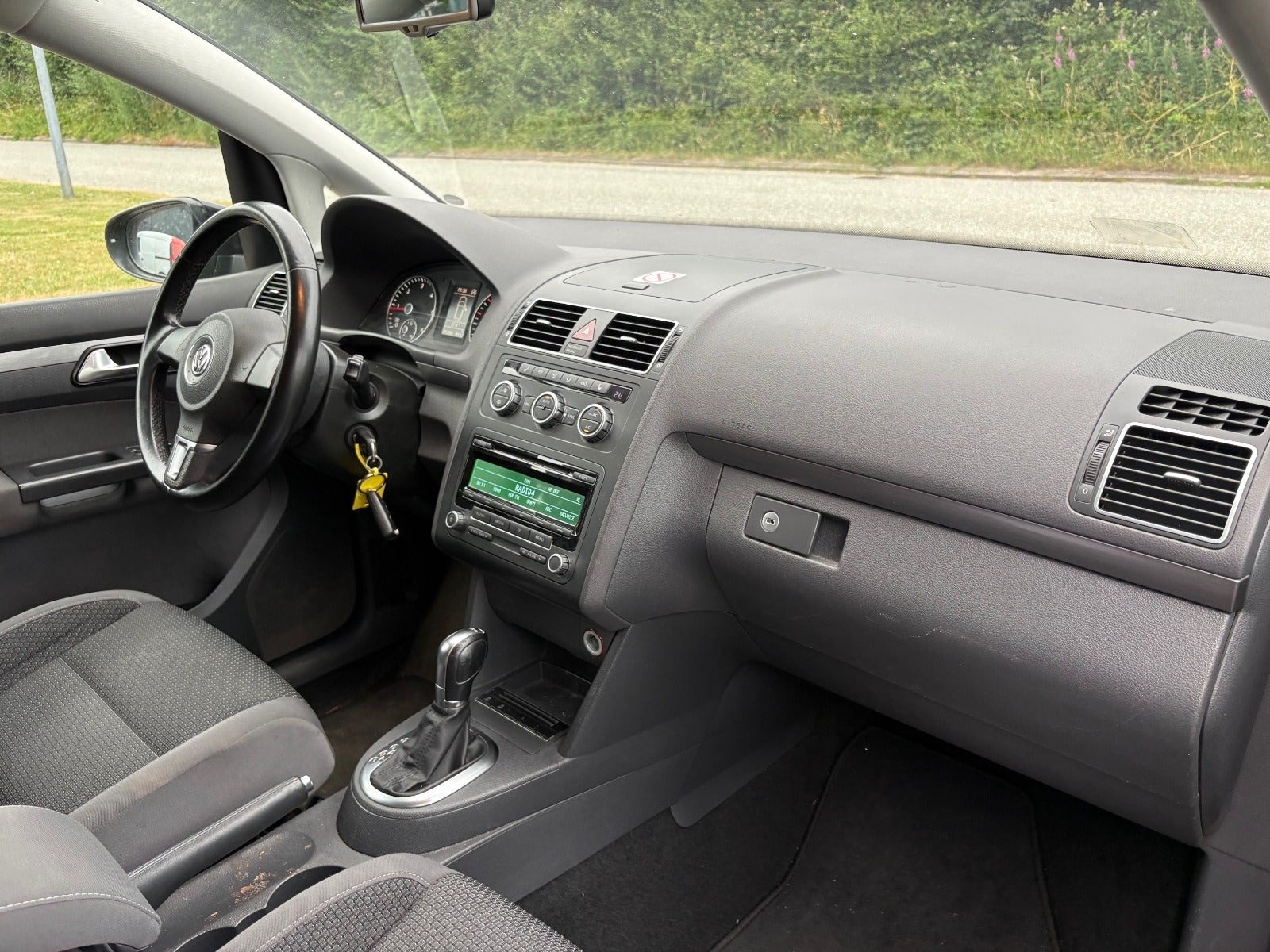 Gul VW Touran fra 2014