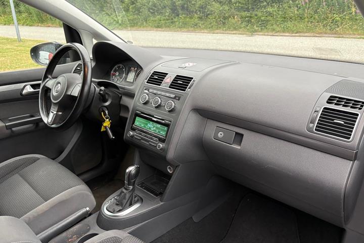 Gul VW Touran fra 2014