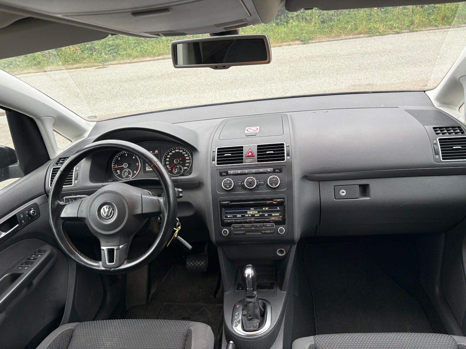 Gul VW Touran fra 2014