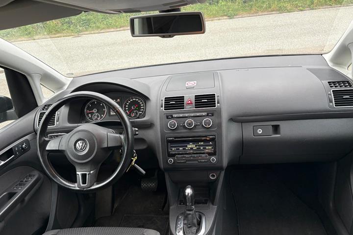 Gul VW Touran fra 2014