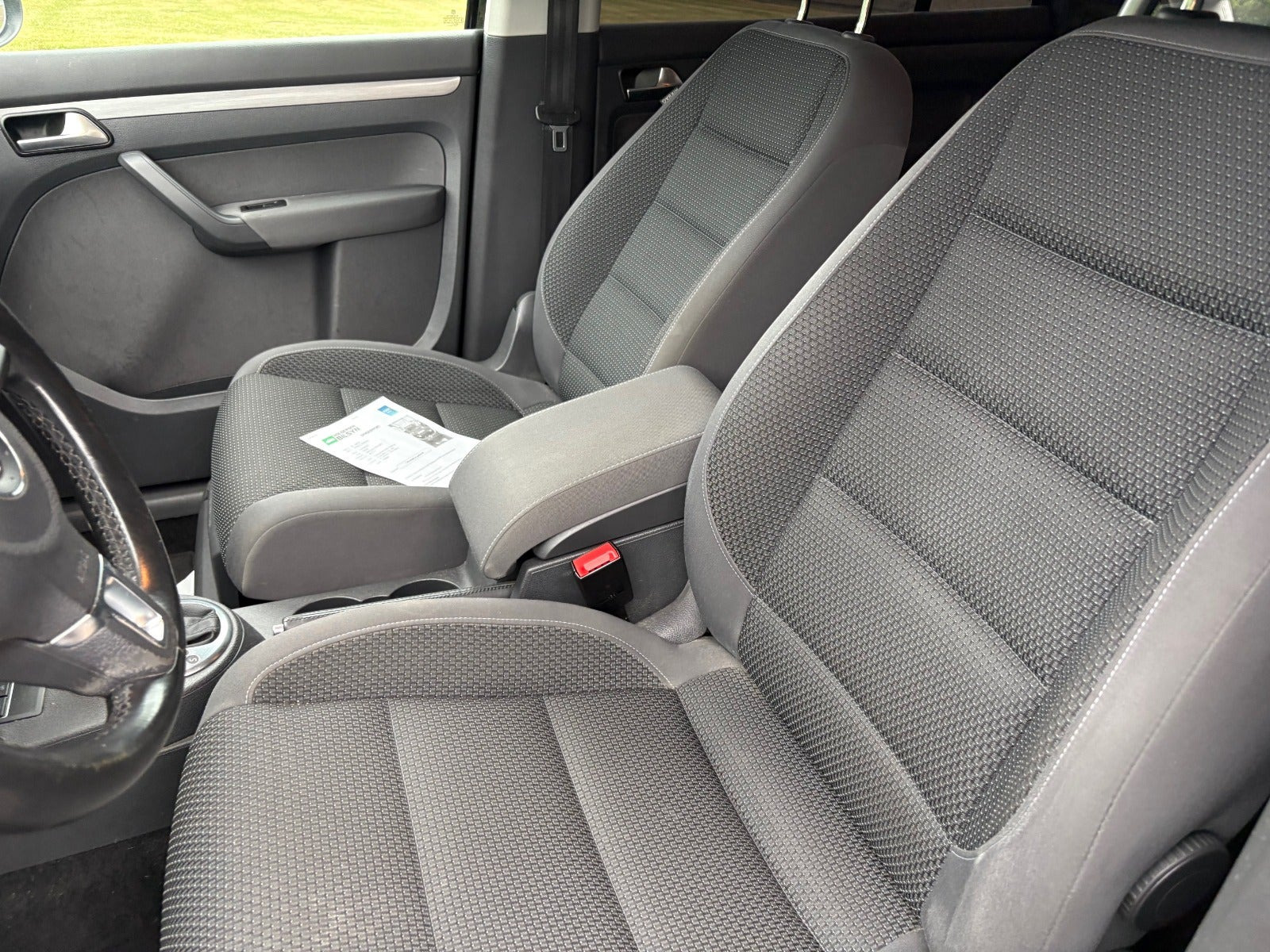 Gul VW Touran fra 2014
