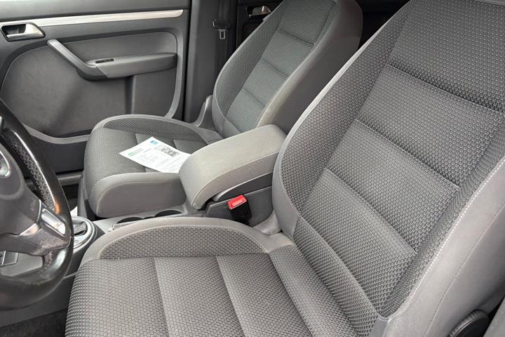 Gul VW Touran fra 2014
