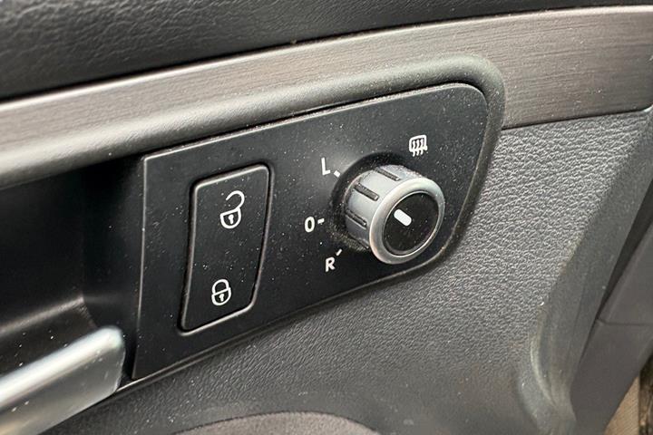 Gul VW Touran fra 2014
