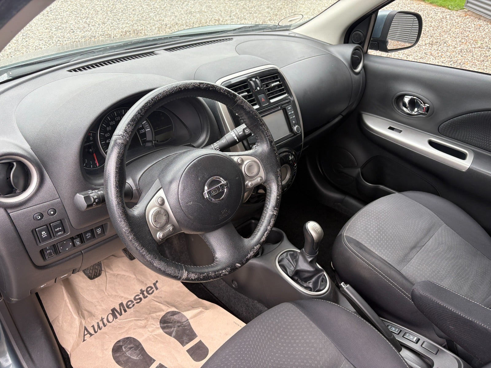 Grå Nissan Micra fra 2013