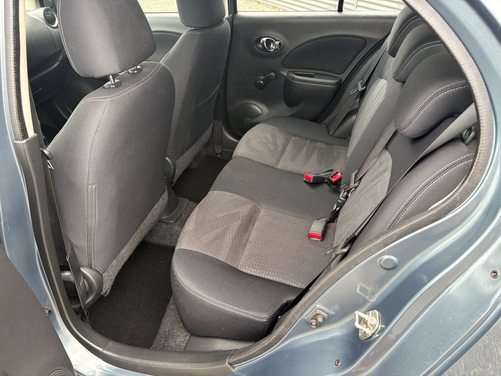 Grå Nissan Micra fra 2013