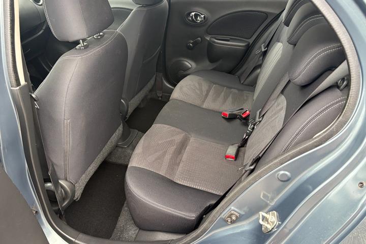 Grå Nissan Micra fra 2013