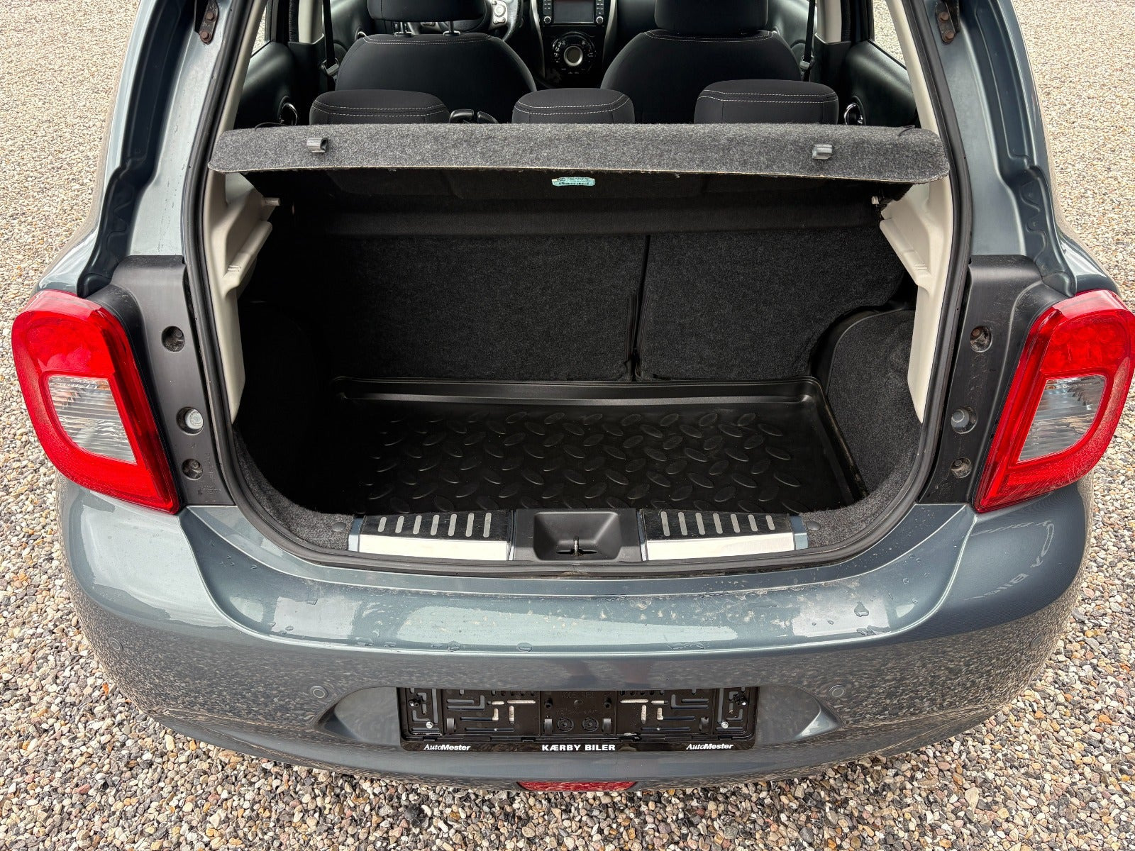 Grå Nissan Micra fra 2013