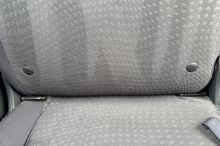 Grå Nissan Micra fra 2013