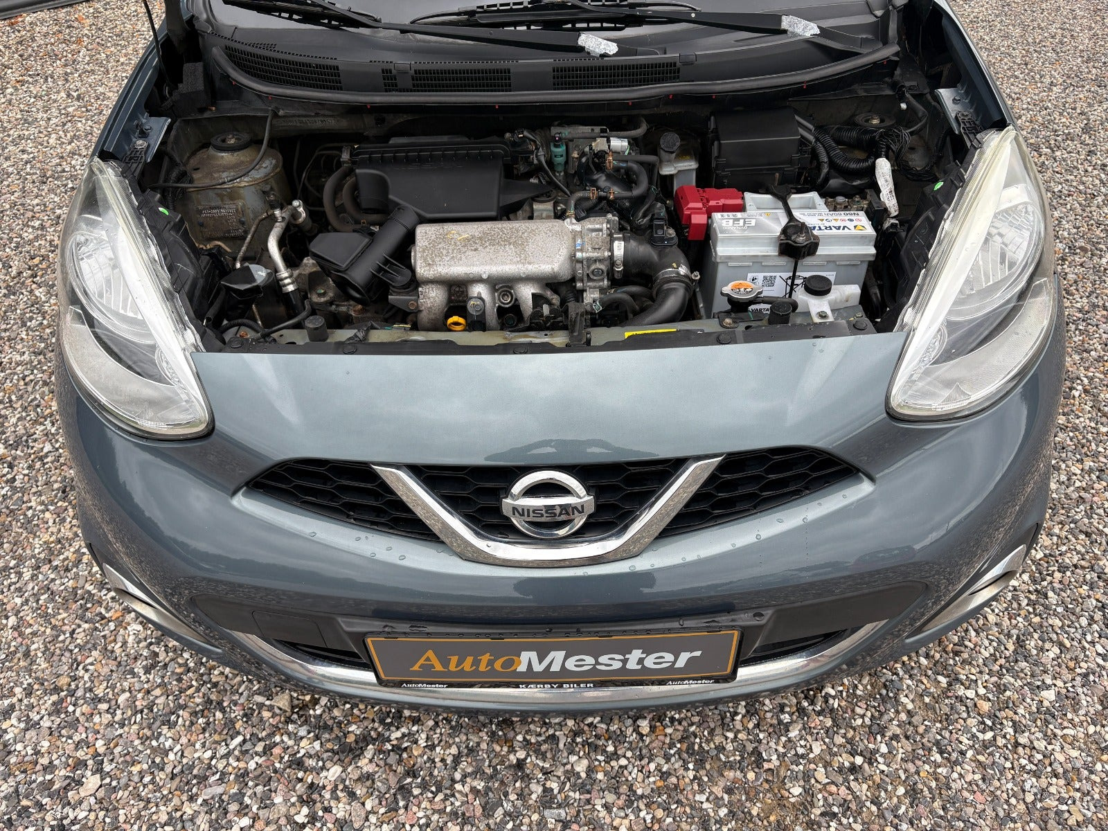 Grå Nissan Micra fra 2013