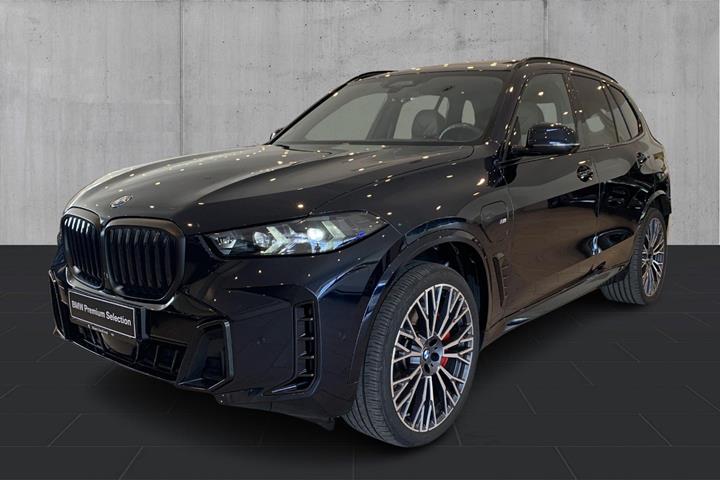 Sort BMW X5 fra 2025 set udefra