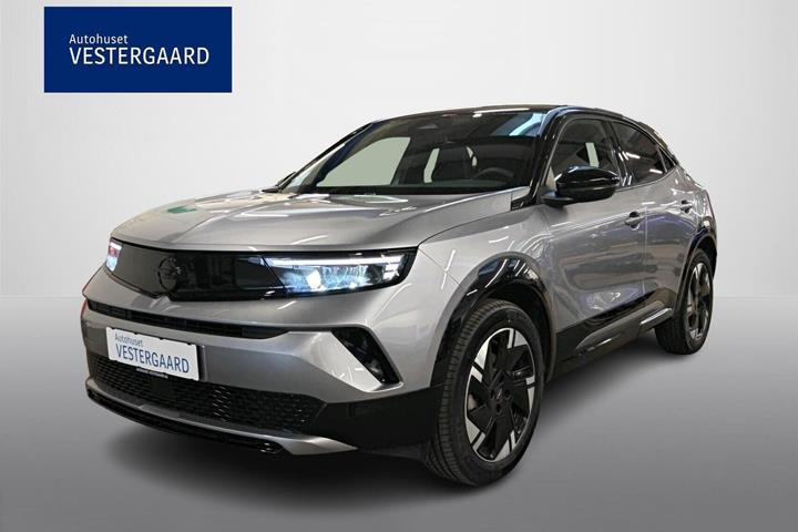 Grå Opel Mokka-e fra 2025 set udefra