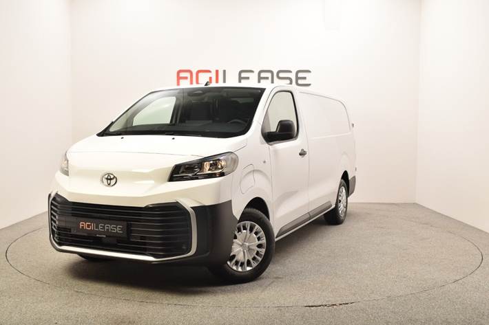 Hvid Toyota ProAce fra 2025 set udefra