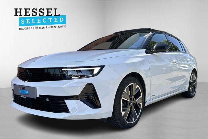 Hvid Opel Astra-e fra 2024 set udefra