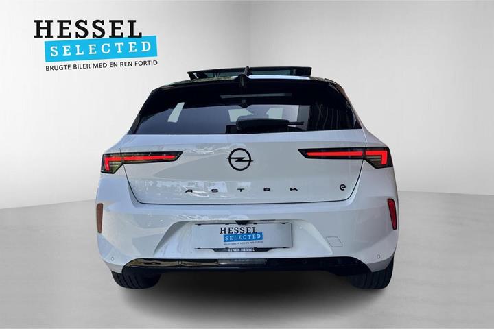 Hvid Opel Astra-e fra 2024