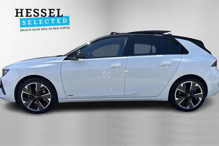 Hvid Opel Astra-e fra 2024