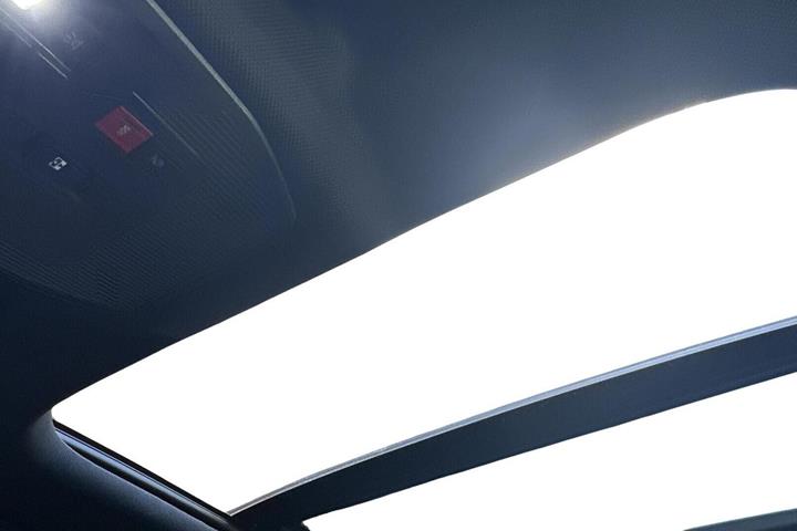 Hvid Opel Astra-e fra 2024