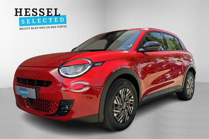 Rød Fiat 600e fra 2024 set udefra