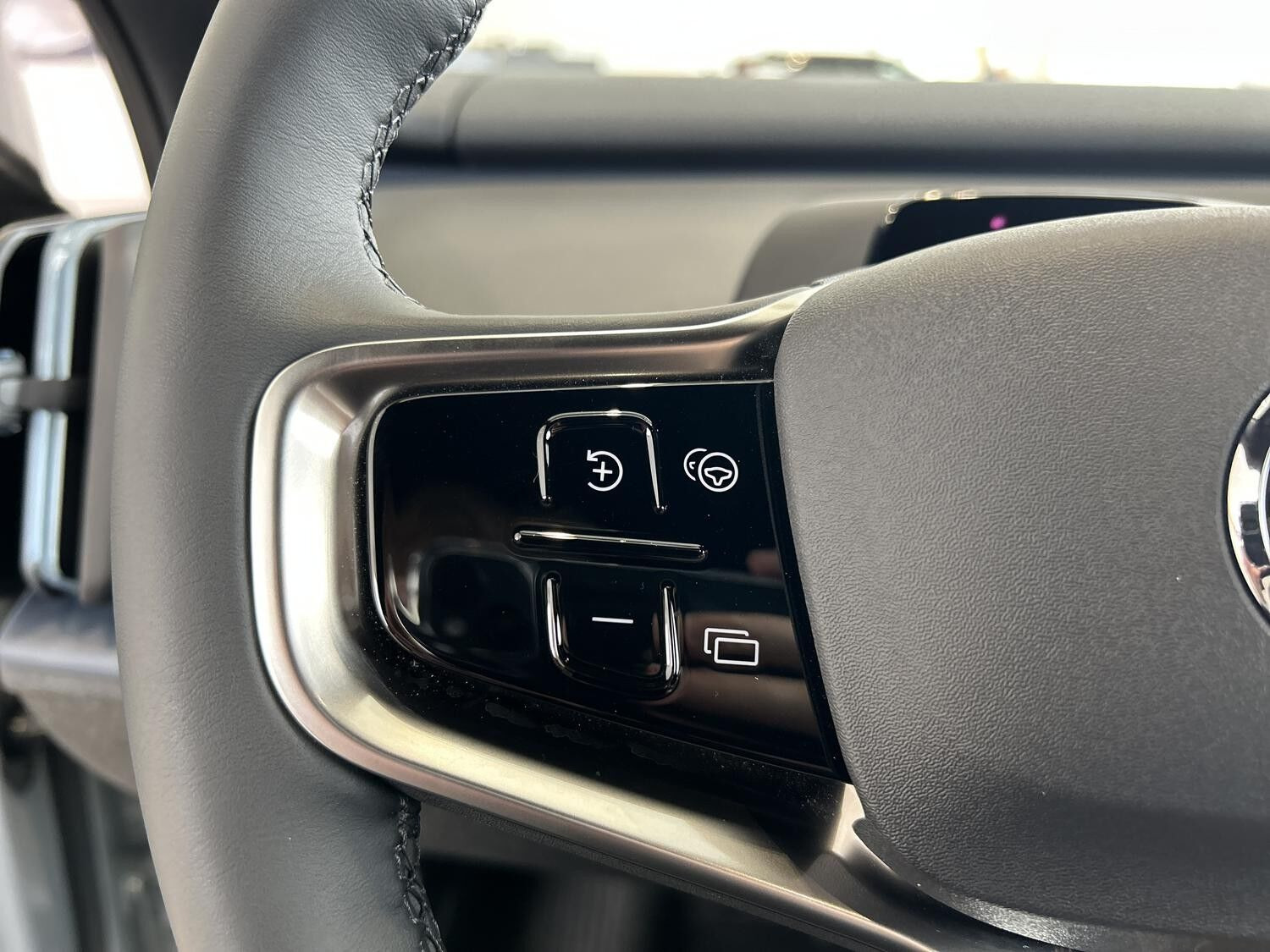 Grå Volvo EX30 fra 2025