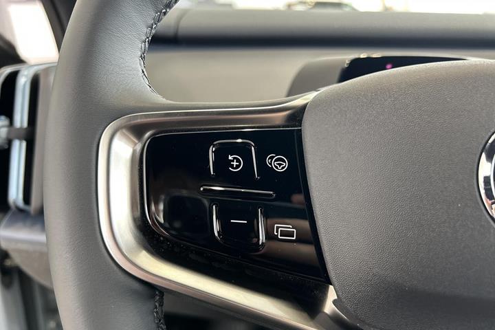 Grå Volvo EX30 fra 2025