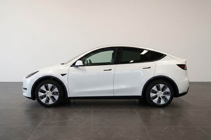 Hvid Tesla Model Y fra 2023