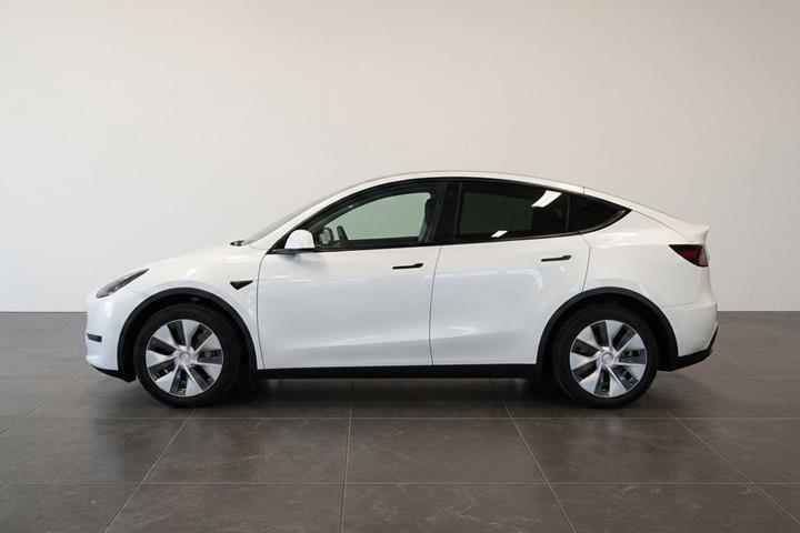 Hvid Tesla Model Y fra 2023