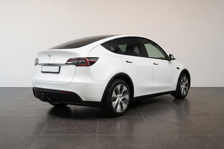 Hvid Tesla Model Y fra 2023